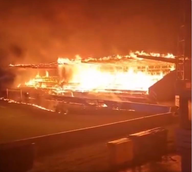 Captura X (@Ultramaniatics) - Histórico equipo en Finlandia desciende y los hinchas queman su estadio