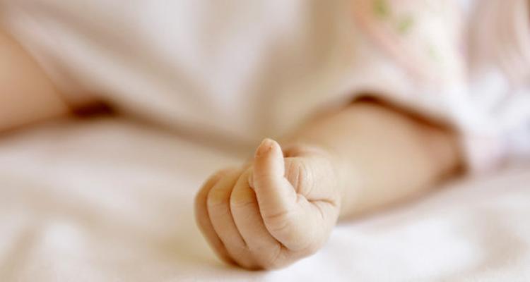 Agencia Uno - Referencial mano de bebé