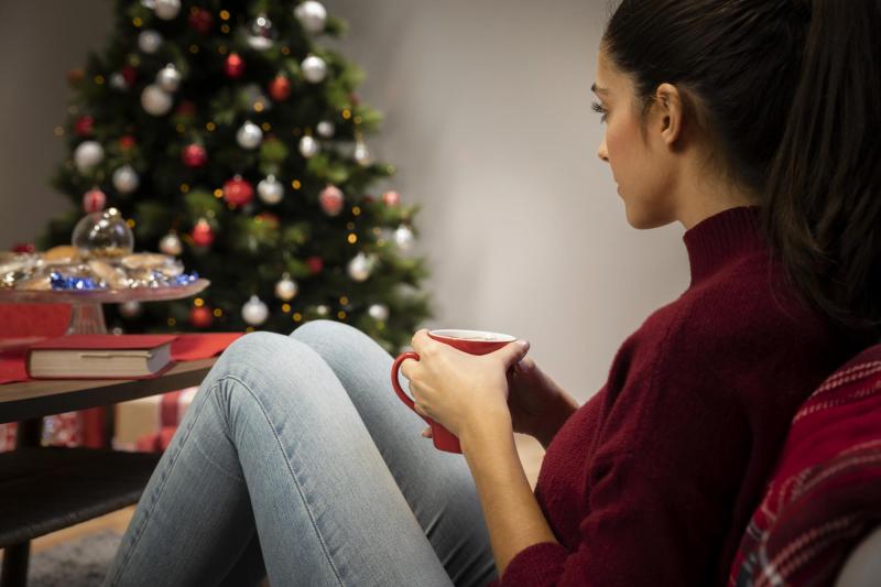Freepik (Referencial) - Más allá de una mesa llena: ¿es la Navidad en soledad una experiencia traumática o una elección personal?