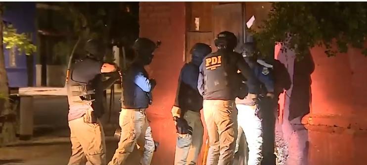 T13 - Masivo operativo para desbaratar red de corrupción en cárceles dejó 66 detenidos: 44 son funcionarios de Gendarmería