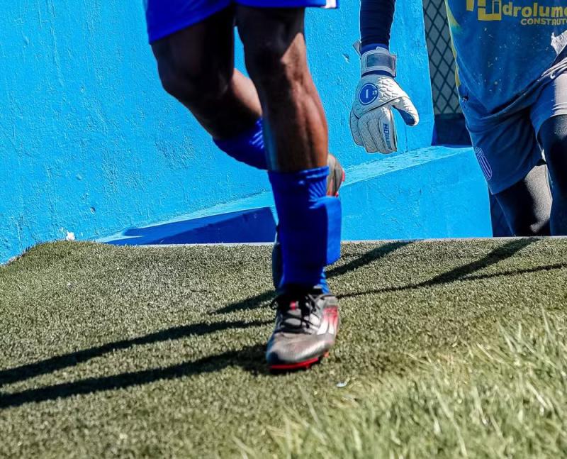 Hombre hizo un gol con tobillera electrónica en Brasil - Captura Lance