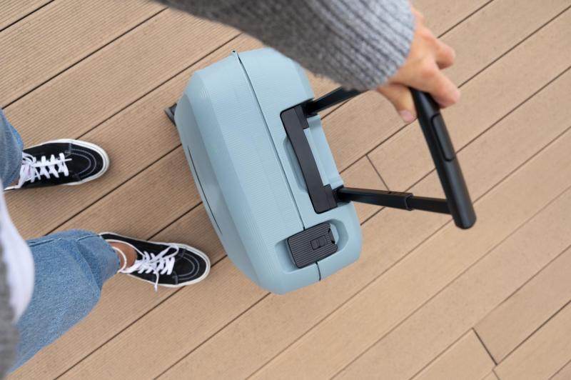 Freepik (Referencial) - Dar una vuelta a la manzana con una maleta es una cábala para atraer viajes