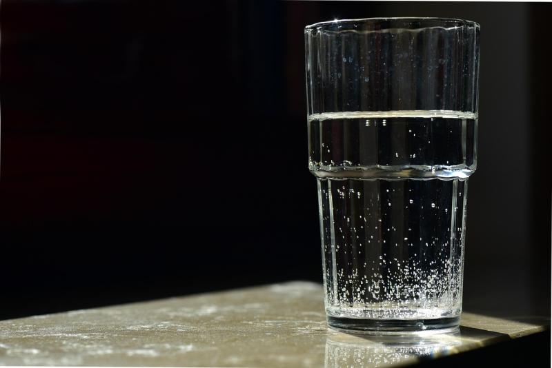 Pixabay - Para sacar la negatividad, arrojar un vaso con agua a la calle