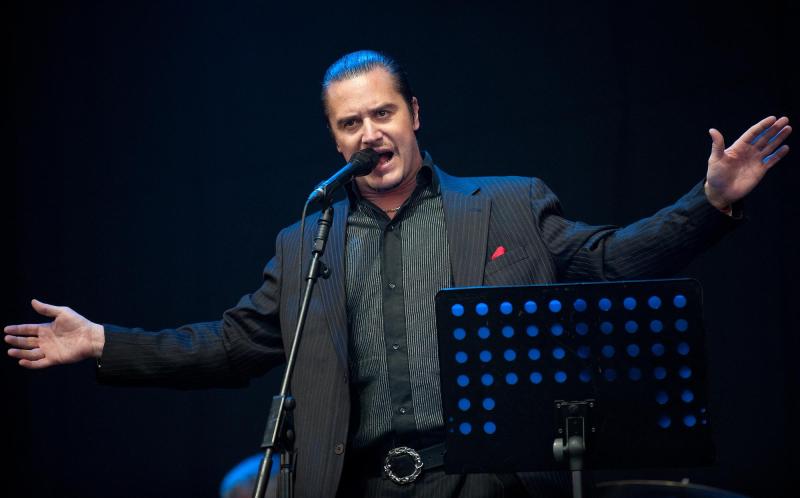 T13 - Mike Patton pidió un minuto de silencio por víctimas de los incendios del Biobío durante show en La Florida | AFP