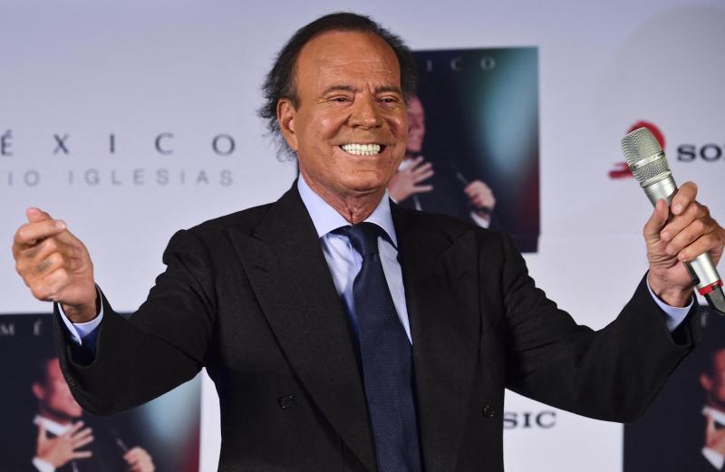 AFP - Julio Iglesias publica mensajes de chats con sus denunciantes en WhatsApp