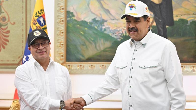 Gustavo Petro reacciona tras explosiones en la capital de Venezuela: "Alerta a todo el mundo" - AFP