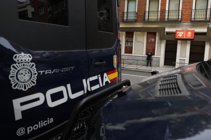 AFP - Hombre es condenado por asesinar a tres hermanos. En la imagen la Policía Nacional de España