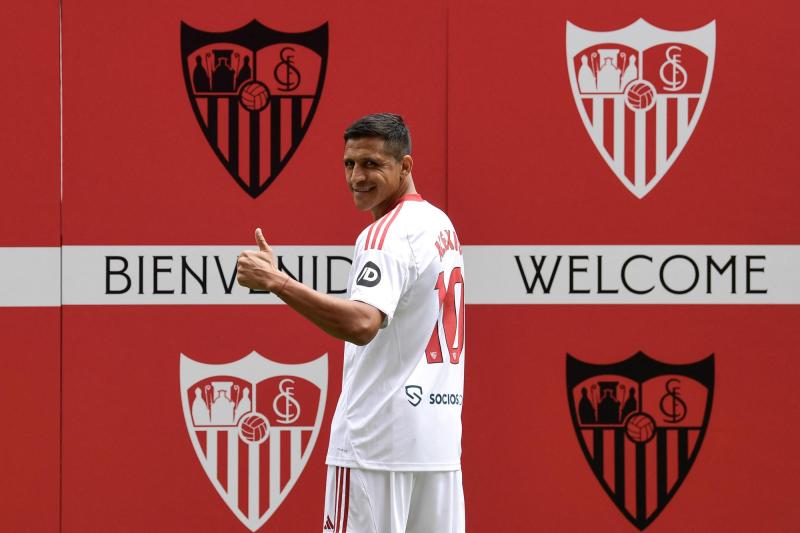 AFP - Alexis Sánchez siendo presentado por el Sevilla