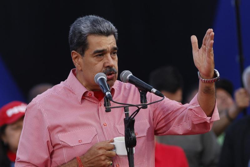 Maduro decreta estado de excepción y pide "movilización" de la población tras explosiones en Caracas - AFP