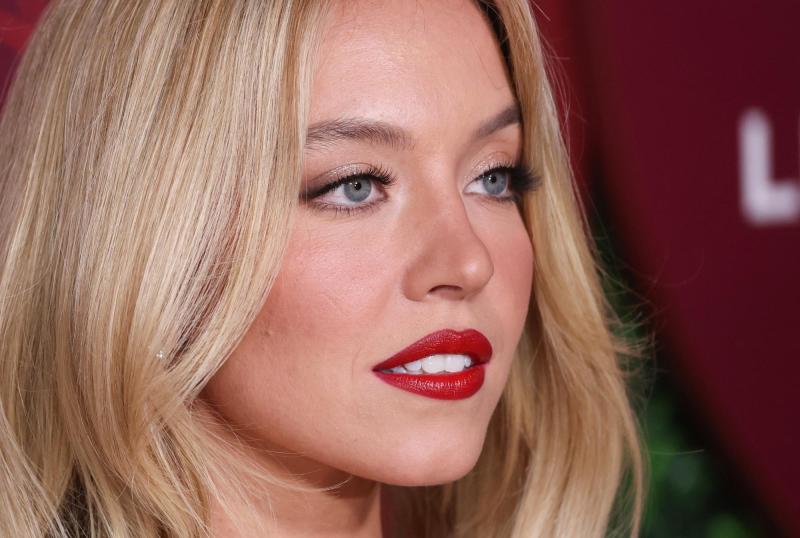 Afp - Sydney Sweeney genera controversia tras intervenir el cartel de Hollywood