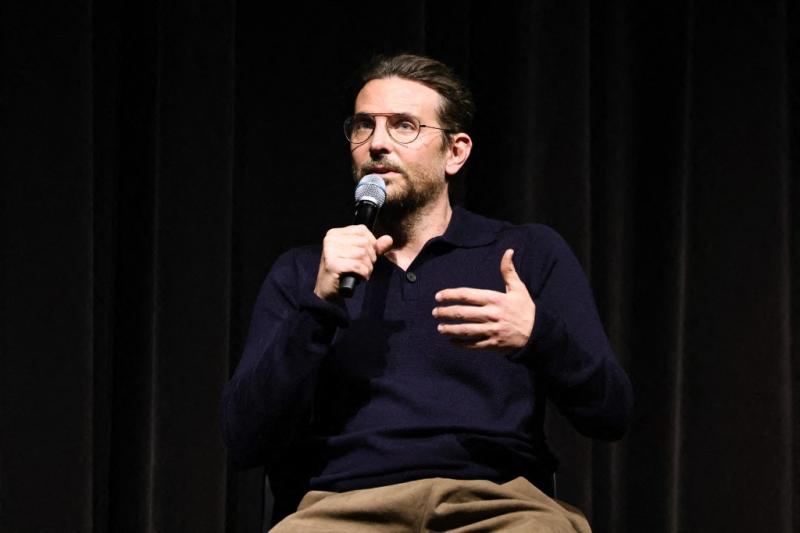 AFP - "De repente dejé de temerle": Bradley Cooper destaca a autor chileno y su novela sobre la IA