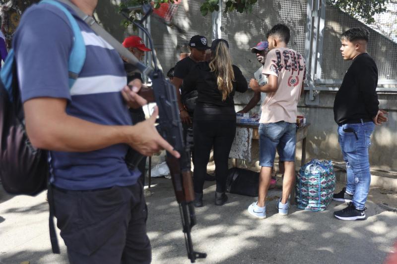 T13 - EEUU intensifica alerta en Venezuela y pide evacuación de sus ciudadanos: Reportaron milicias armadas buscando estadounidenses | AFP