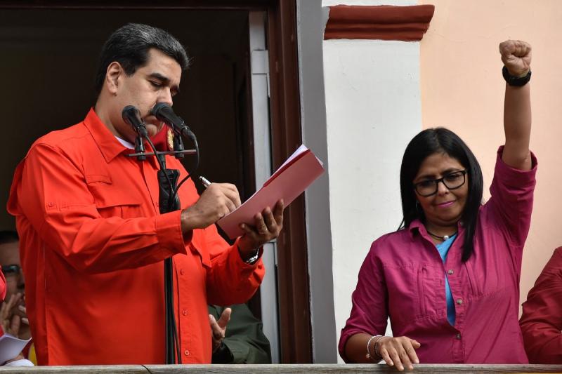 AFP - Delcy Rodríguez y Nicolás Maduro