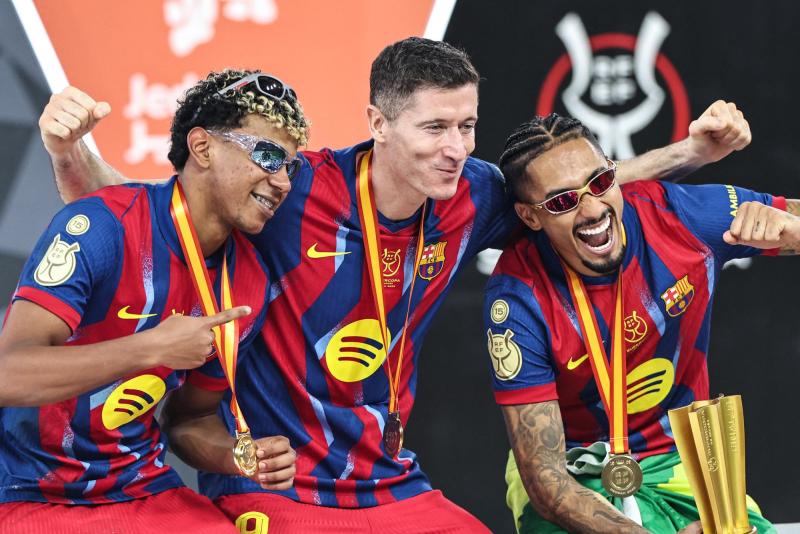 AFP - Las gafas de Raphinha y Lamine Yamal en los festejos de FC Barcelona tras ganar la Supercopa ante Real Madrid