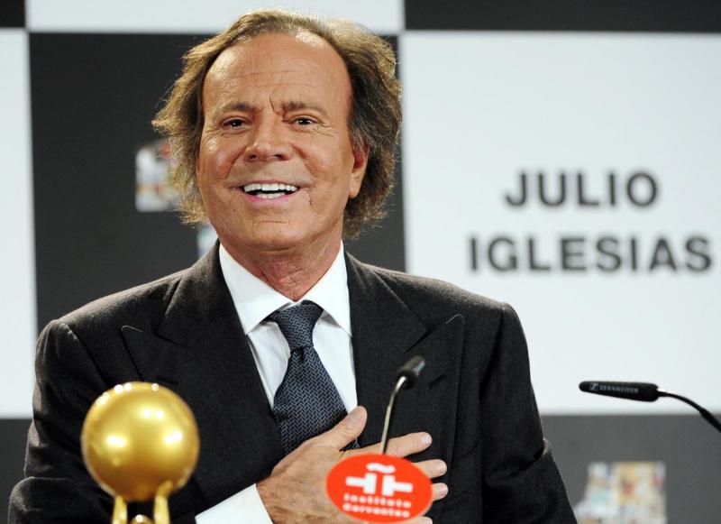 AFP - Julio Iglesias tacha acusaciones sexuales de exempleadas de "absolutamente falsas"