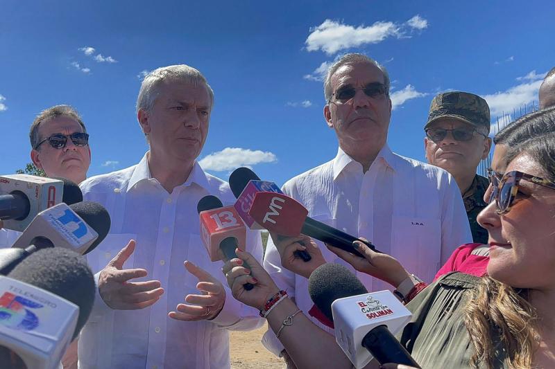 AFP - Kast visita muro fronterizo dominicano contra la migración irregular desde Haití