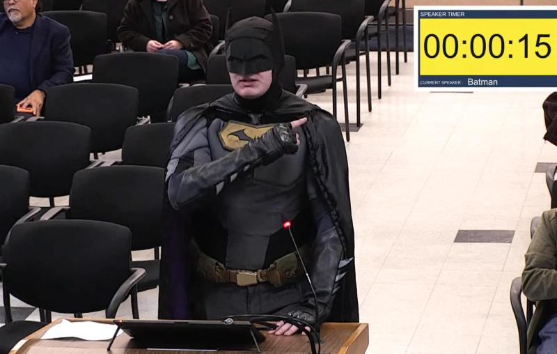 "AFP PHOTO / CITY OF SANTA CLARA" - Hombre vestido de Batman reclama contra la presencia de ICE