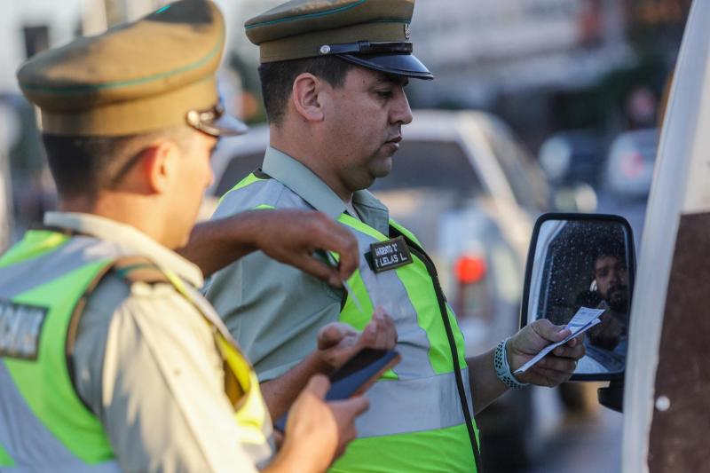 T13 - Tenía más de 500 multas: Detienen a conductor en Estación Central con $36 millones en sanciones y documentos falsos | Contexto - Agencia UNO