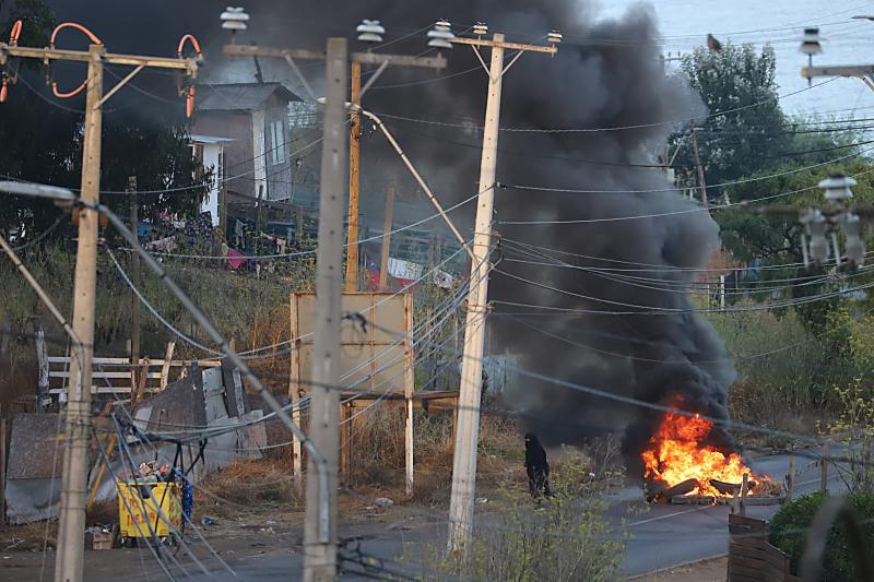 Barricadas durante desalojo de megatoma de San Antonio - Agencia Uno