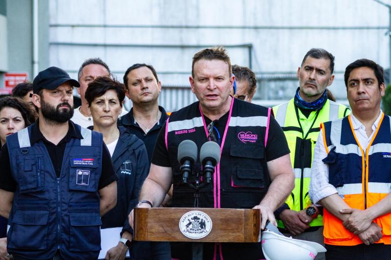Agencia Uno - Rodrigo Vera, alcalde de Penco, junto al Presidente Gabriel Boric en medio de la emergencia por los incendios forestales
