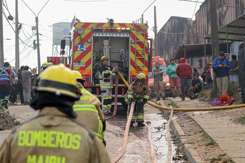 Agencia Uno (referencial) - Bomberos combatiendo incendios forestales