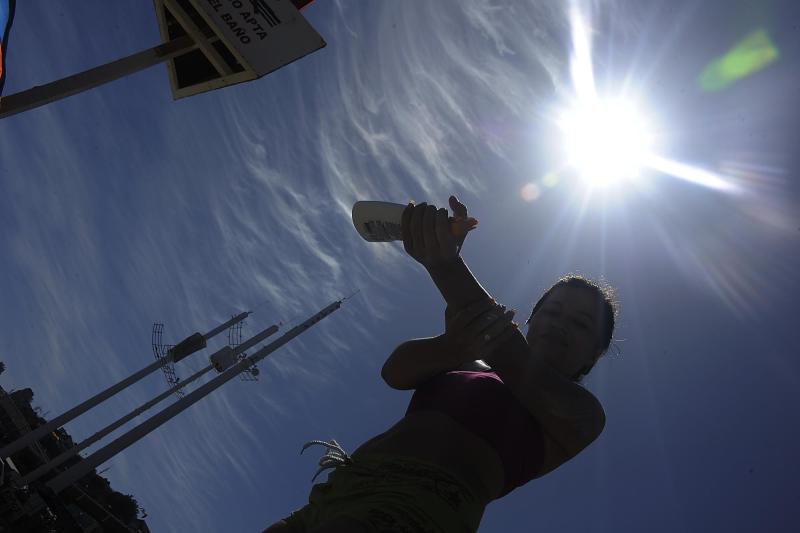 Agencia Uno - Sernac denuncia por eventuales delitos de estafa y fraude a empresa que vende gotas bronceadoras bebestibles