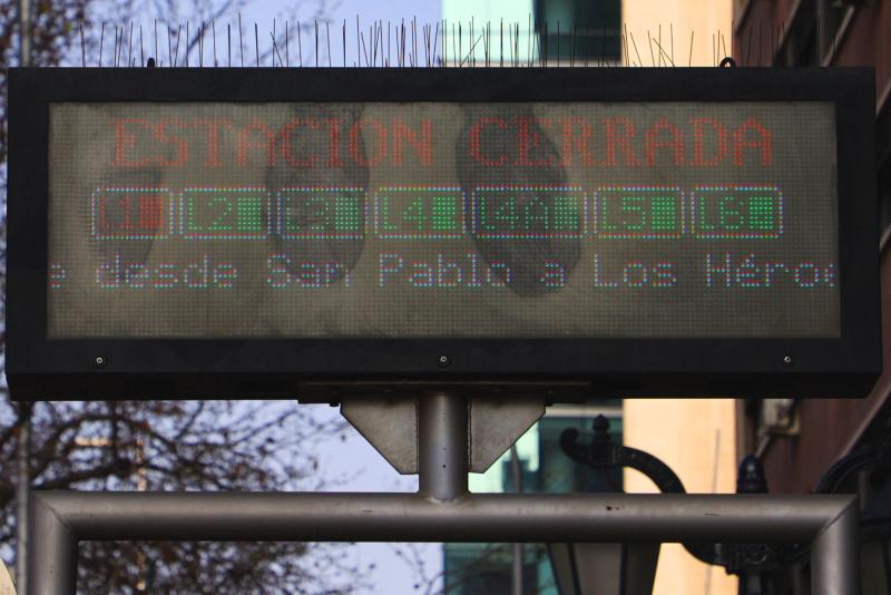 Metro de Santiago cierra cuatro estaciones de Línea 1 - Aton