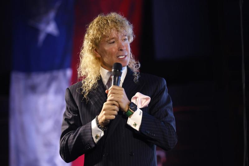 Farkas ofrece donación a tres damnificados por incendios - Aton