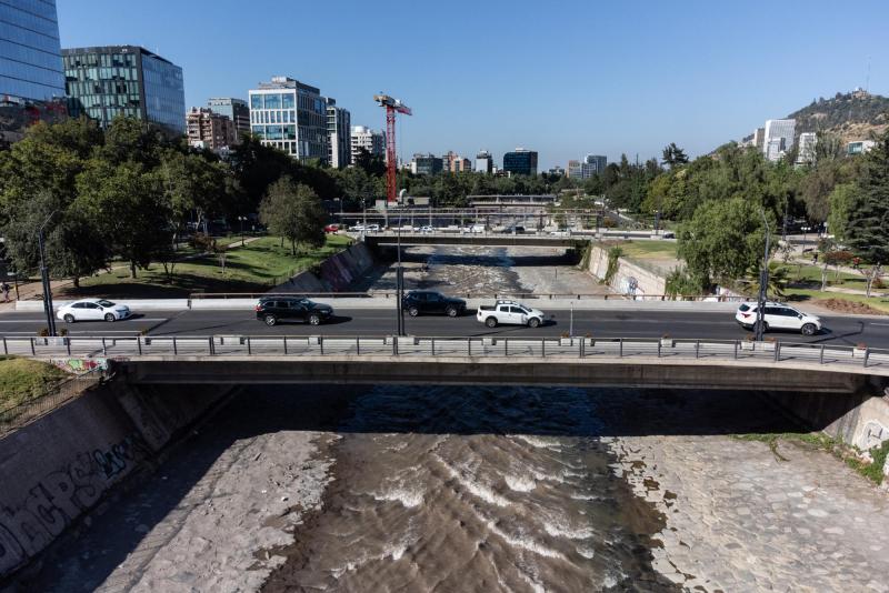 Aton - Vehículo cae a la ribera del río Mapocho en Lo Barnechea: conductor estaría bajo influencia del alcohol