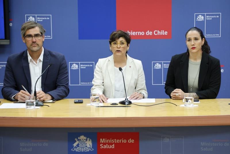 Aton - Ministra Aguilera descartó privilegios en cirugía de su madre