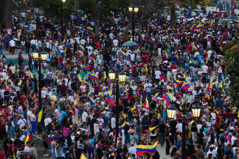 Venezolanos en Chile celebran captura de Maduro - Aton