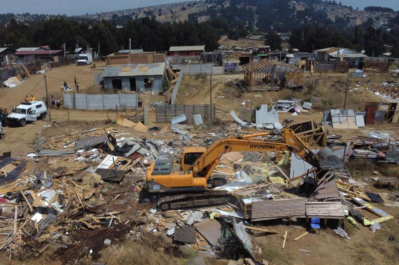 Carabinero resultó herido en desalojo de megatoma de San Antonio - Aton