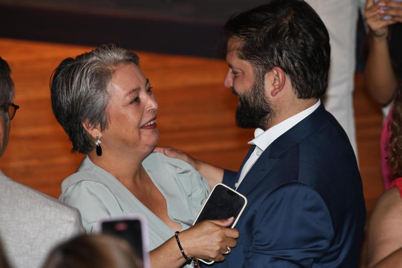 Aton- Jeannette Jara junto al Presidente Gabriel Boric