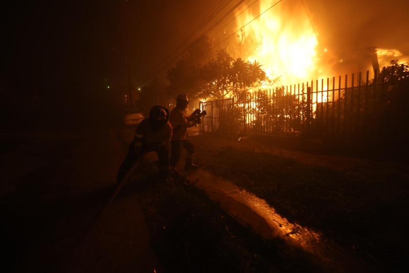 Bomberos combate incendios en Biobío | Aton