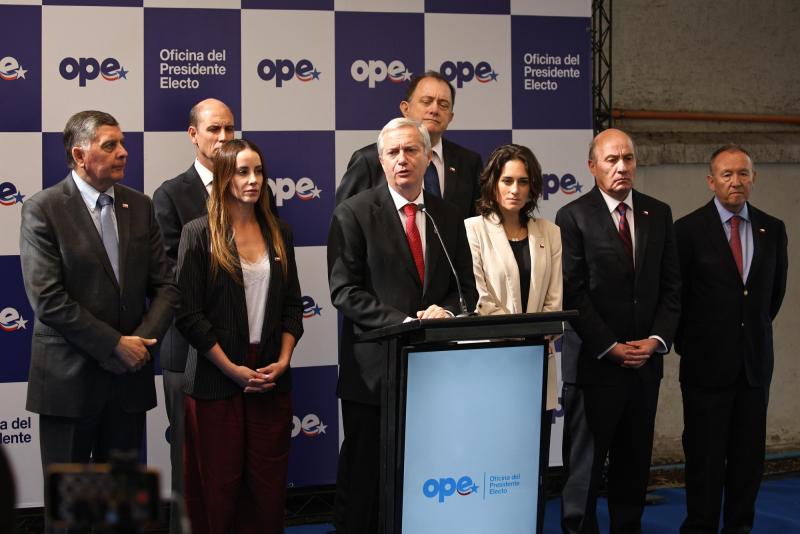 Aton- Kast junto a algunos de sus posibles ministros