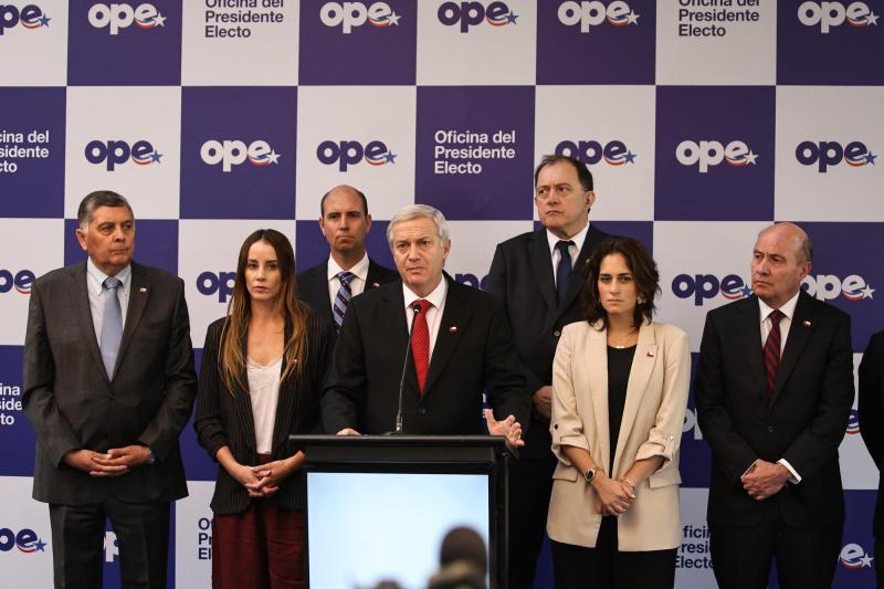 Aton- Kast junto a parte de sus ministros