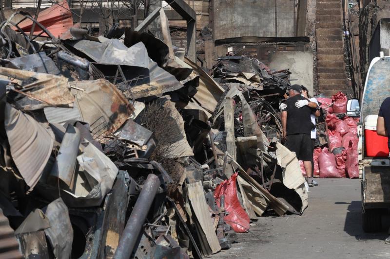 Reos ayudan a limpiar escombros tras incendios - referencial Aton