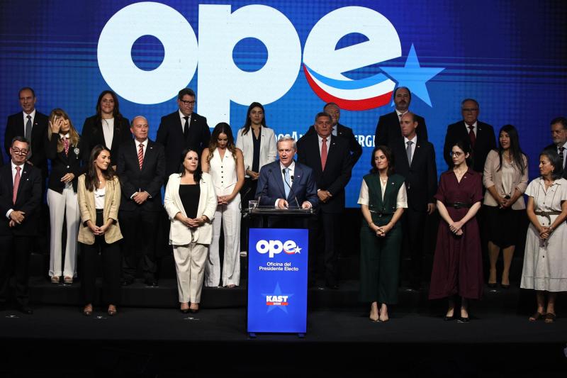 Aton- Kast presentó su gabinete este martes