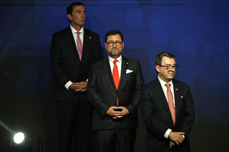 Aton- Rabat (arriba) y Barros (abajo) representaron a Pinochet