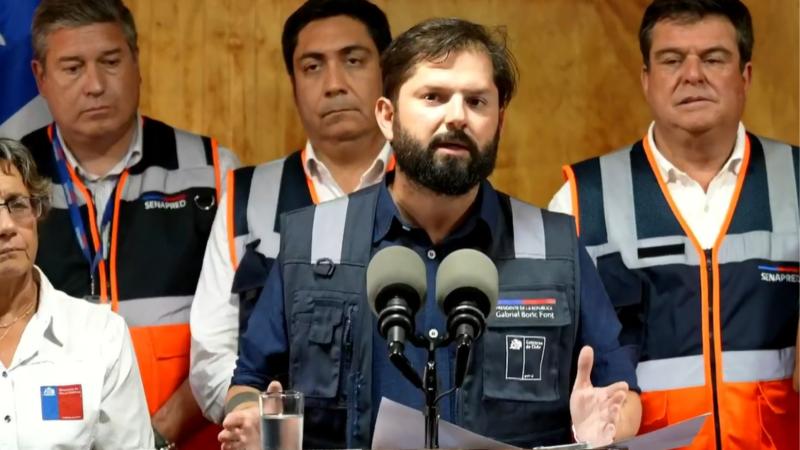 T13 -T13 - Boric informa inicio de instalación de viviendas de emergencia y llama a "un mínimo de consciencia" tras ataque a Bomberos