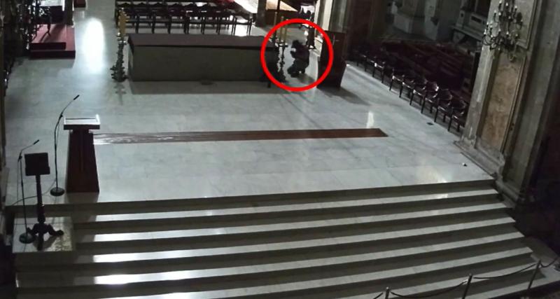 T13 - Cámaras captaron al individuo robando en la Catedral de Santiago