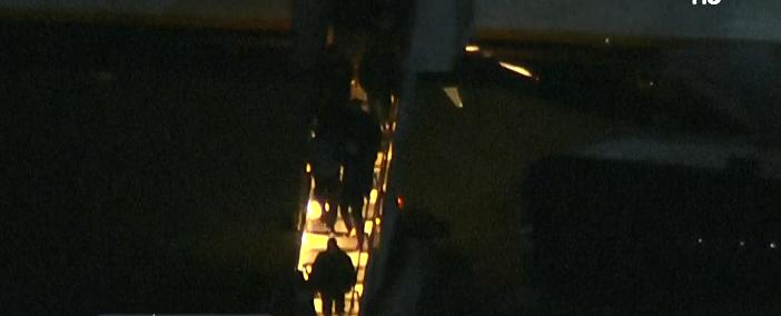 T13 - VIDEO | Maduro desciende del avión en Nueva York: primeras imágenes tras su captura en Venezuela | Captura de video