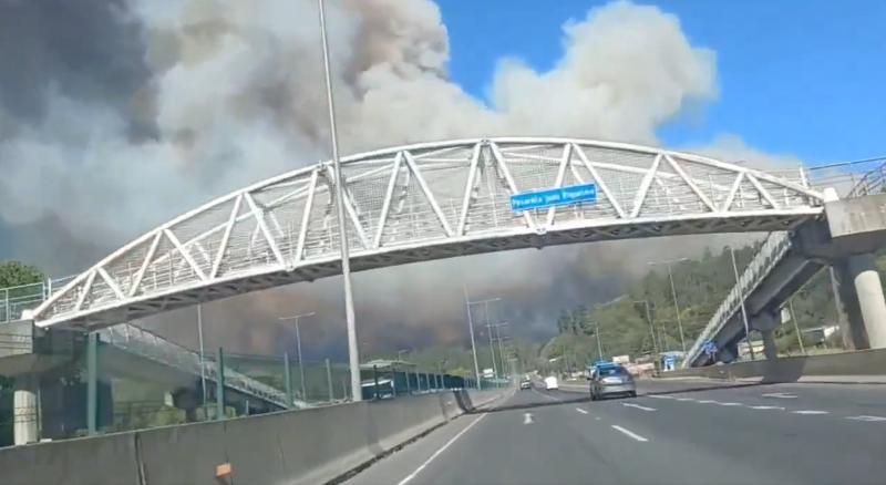 T13 - Gigantesco incendio forestal en Concepción obliga a declarar Alerta Roja comunal: Se activar mensajería SAE | RRSS