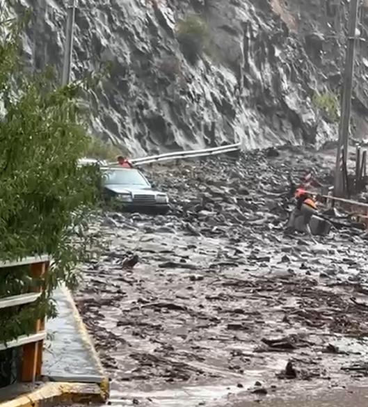 Al menos 20 personas estarían aisladas en Camino a Farellones por desplazamiento de tierra - Captura
