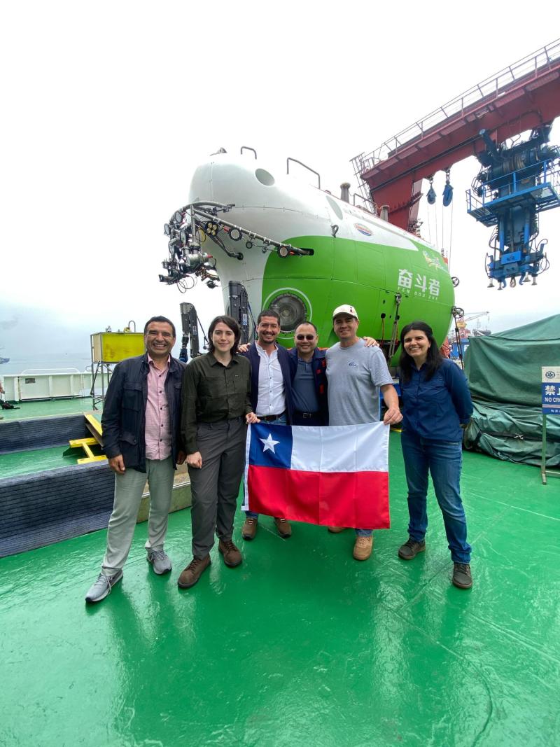 Equipo científico chileno trabajando en la expedición a la fosa de Atacama - IMO