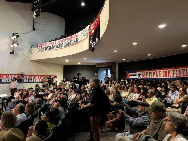 T13 - El homenaje con claveles que se hizo en la Universidad de Chile por los 32 cubanos muertos en la captura de Maduro | @LautaroCarmona