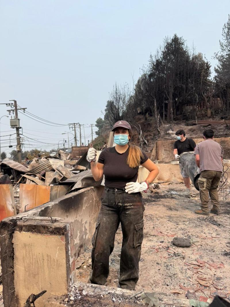 Cedida - Francisca Chávez tras perder su casa en los megaincendios del sur