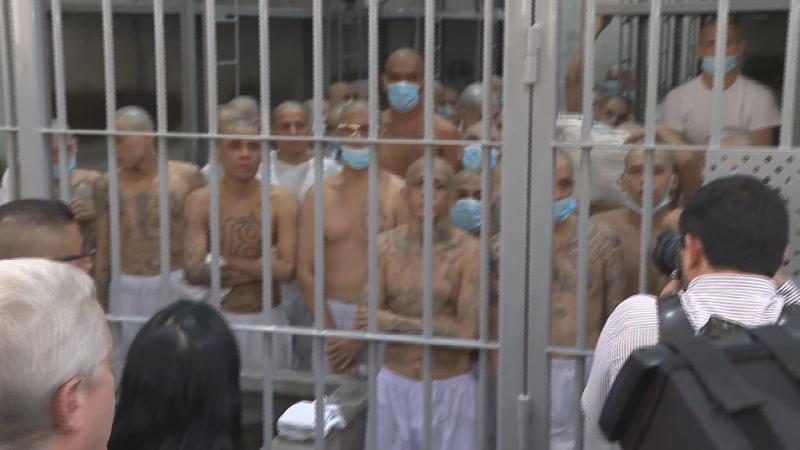 Kast visitó megacárcel de El Salvador