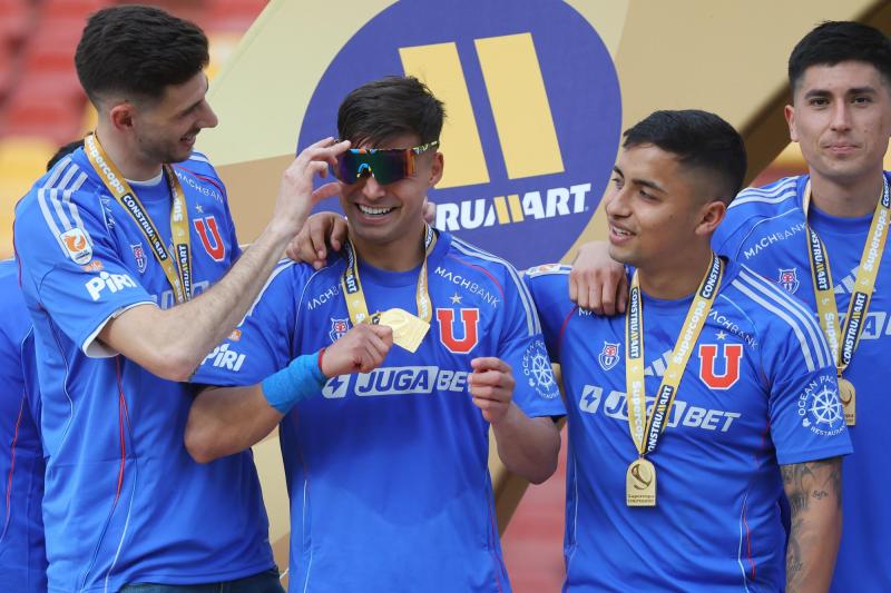 Photosport - Jugadores de Universidad de Chile festejando el título de la Supercopa frente a Colo-Colo