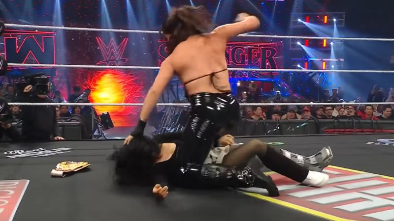 YouTube/WWE Español - El ataque de Raquel Rodríguez a Stephanie Vaquer